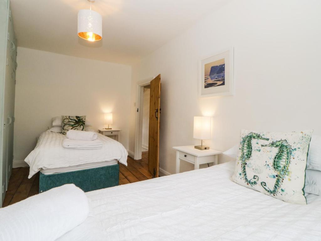 Master bedroom with king-size bed at Seaside Cottage
